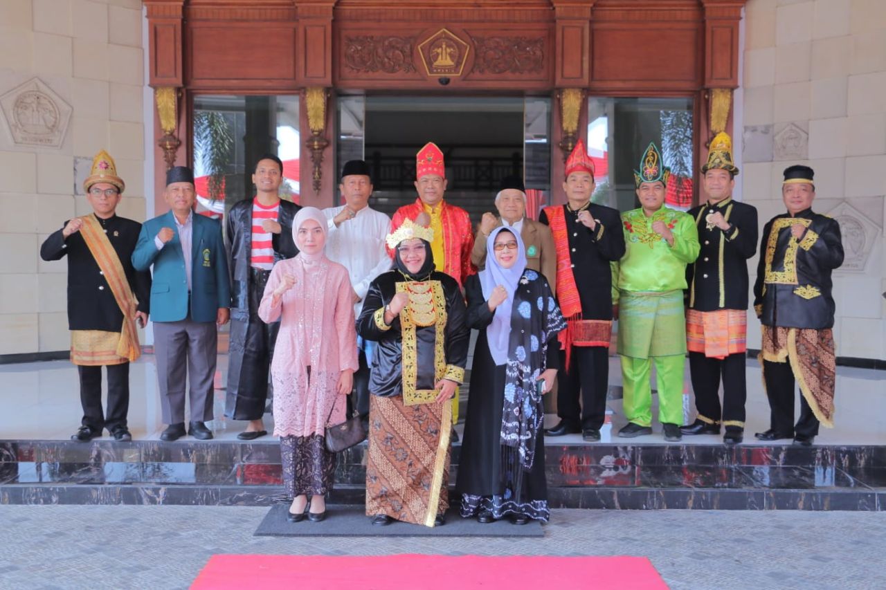 Plt Bupati Gresik bersama Forkopimda dengan mengenakan busana daerah. (ist)