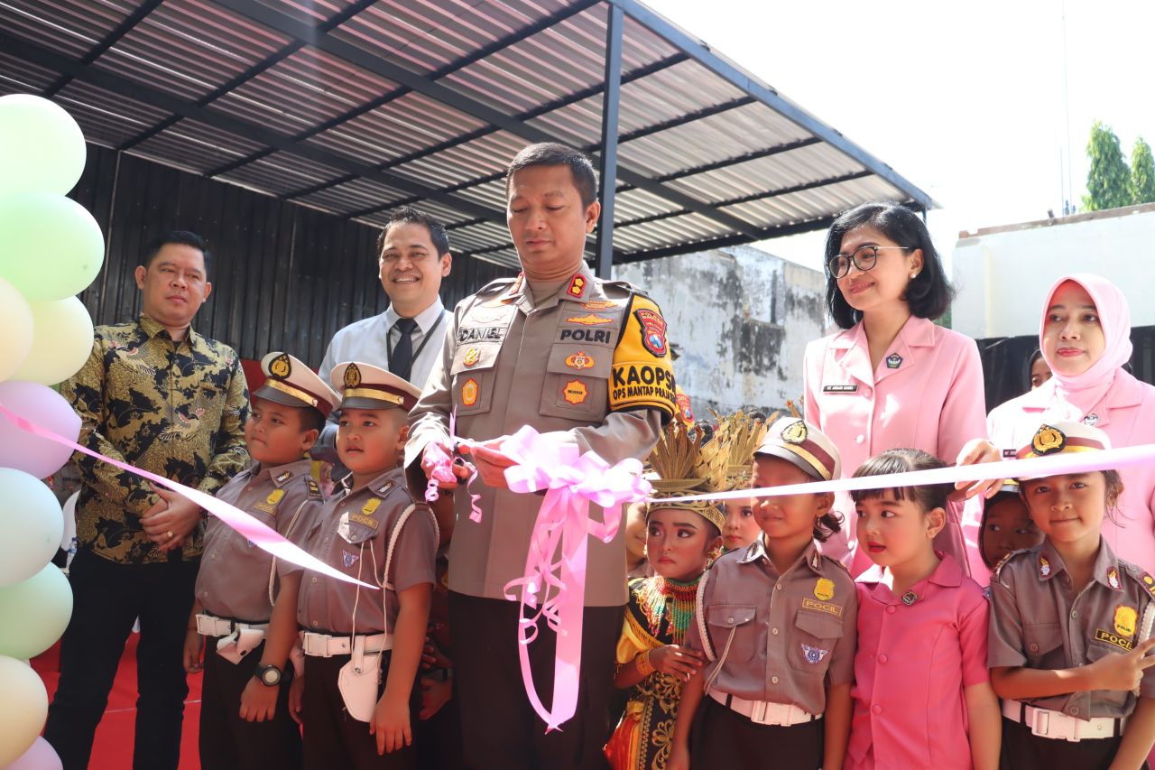 Kapolres Mojokerto Kota AKBP Daniel Somanonasa menggunting pita tanda diresmikannya renovasi TK Kemala Bhayangkari di Jalan Residen Pamuji Kota Mojokerto. (ist)