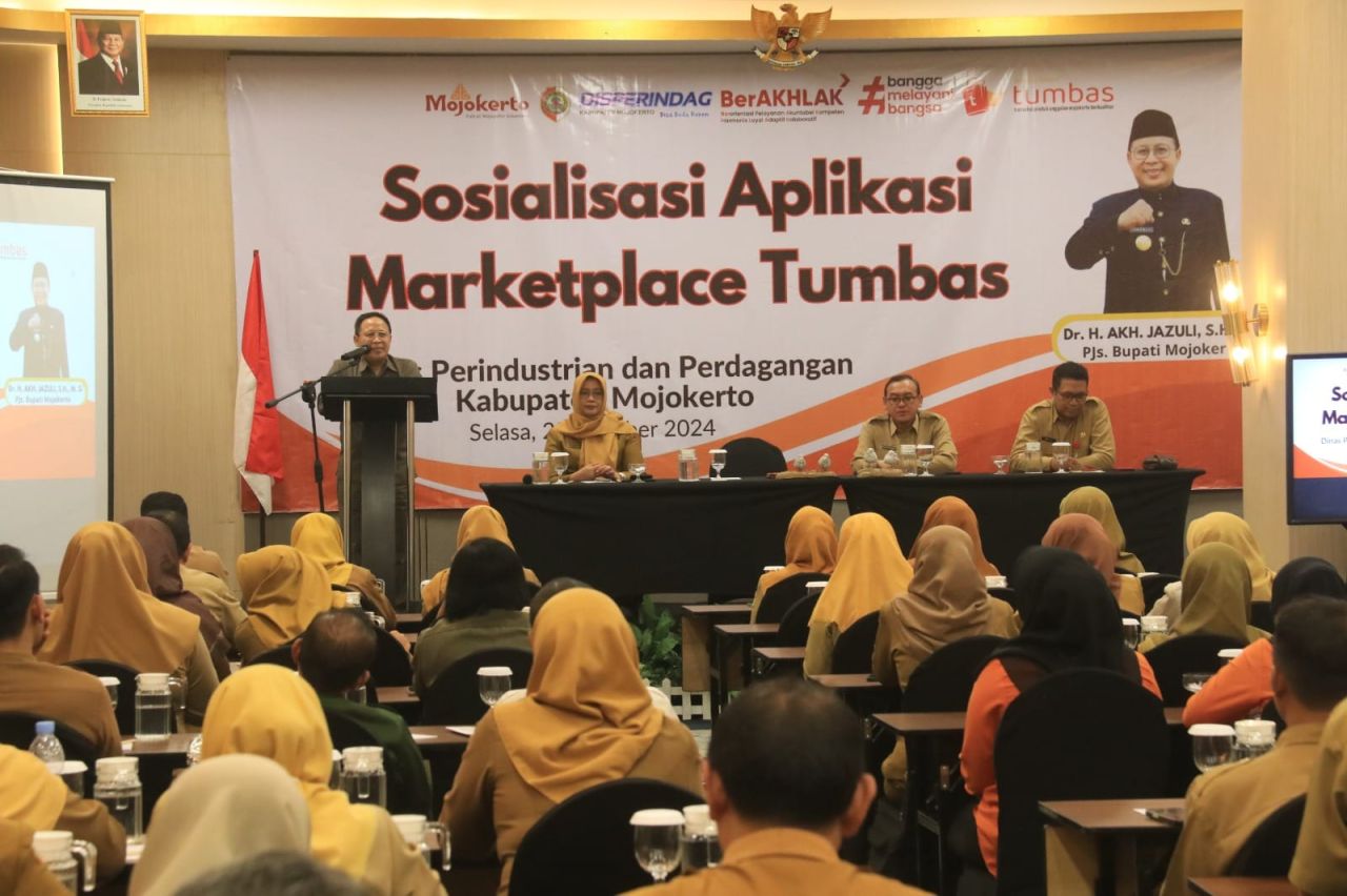 Pjs Bupati Mojokerto Akhmad Jazuli memberikan sosialisasi marketplace Tumbas. (ist)