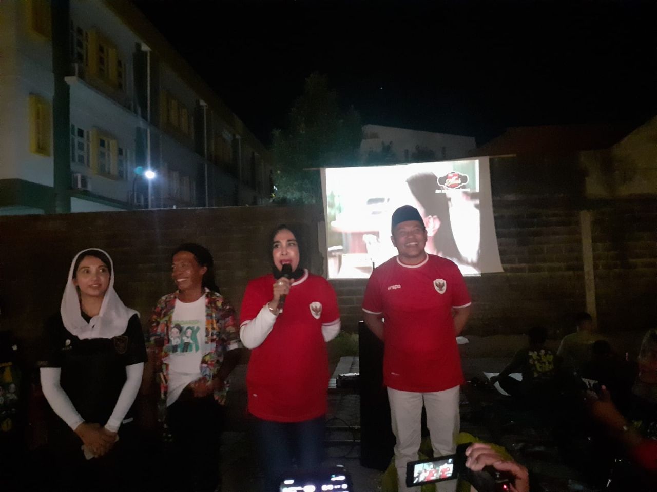 Paslon Nomor 1 ( Subandi - Mimik) kompak nobar kualifikasi piala Dunia Zona Asia di Alas Kutho Sidoarjo. (Ist)