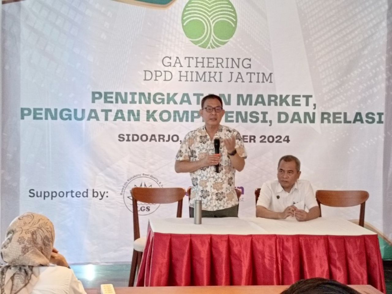 Ketua Presidium, Peter Tjioe menyampaikan materi dan Sekjen HIMKI Muhaimin. (foto : zainul/B-news.id)