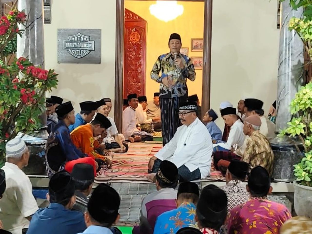 Calon Bupati Subsbdi saat menghadiri acara kirim doa di rumah salah satu warga Desa Plumbungan sekaligus jaring aspirasi keluhan warga. (Ist)