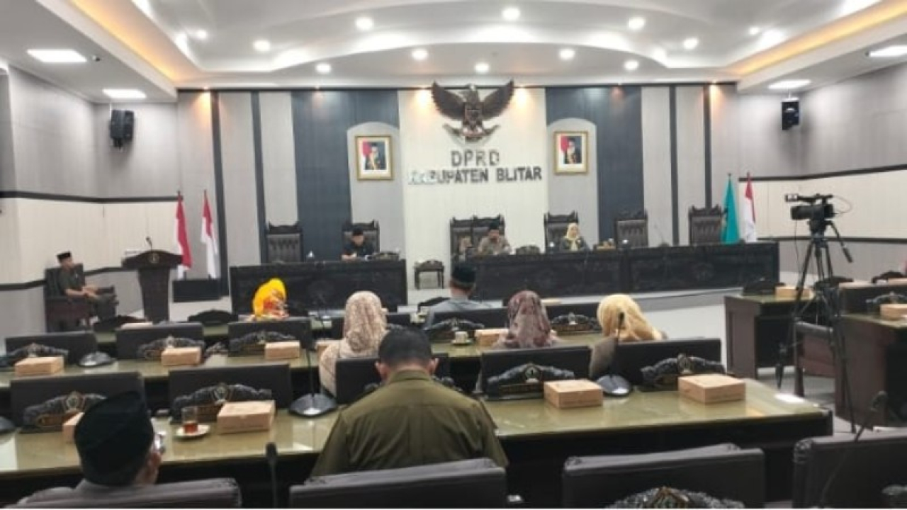 Rapat Paripurna DPRD Kab Blitar bahas panganan jmum fraksi tetkait Raperda 2025. (ist)