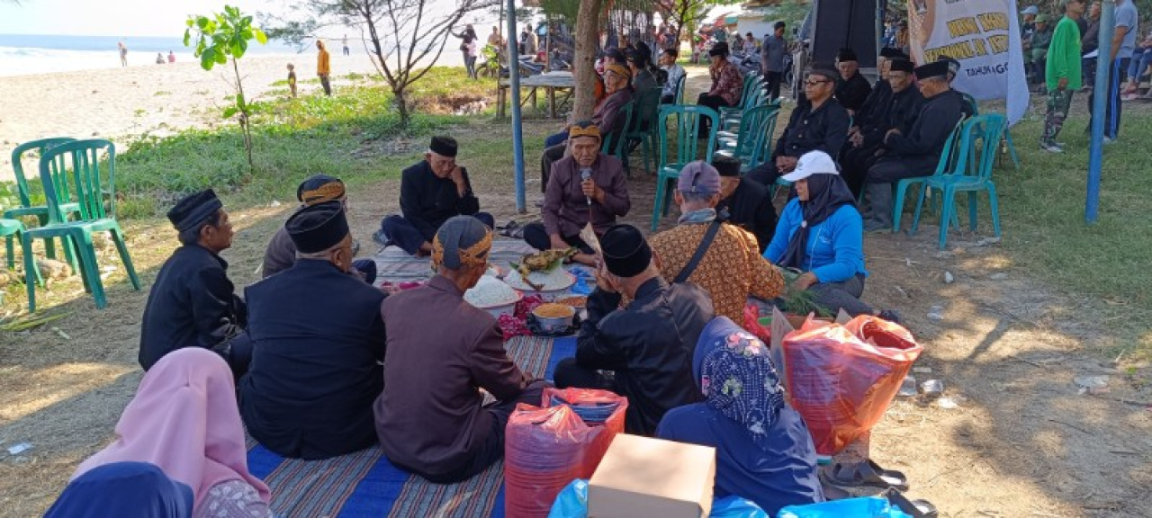 Warga Desa Plandirejo Gelar Ritual Tradisi Budaya Larung Sesaji di Pantai Molang.(ist)