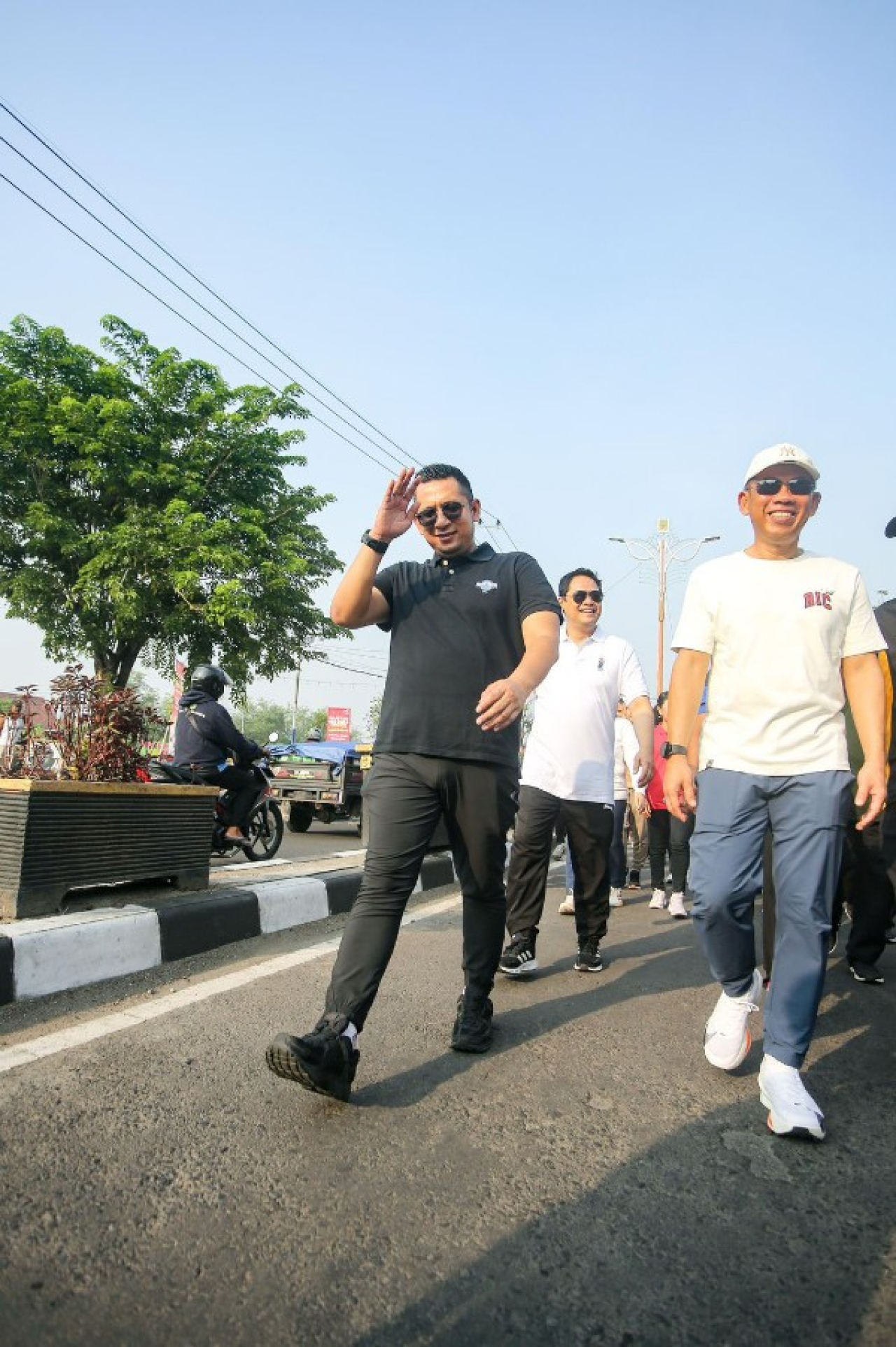 Mas Pj bersama Sekretaris Daerah Kota Mojokerto Gaguk Tri Prasetyo jalan sehat pagi. (ist)