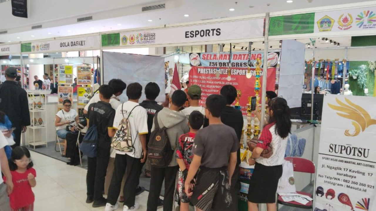 Pengunjung pameran dari generasi muda mencari tahu tentang Esports. (ist)
