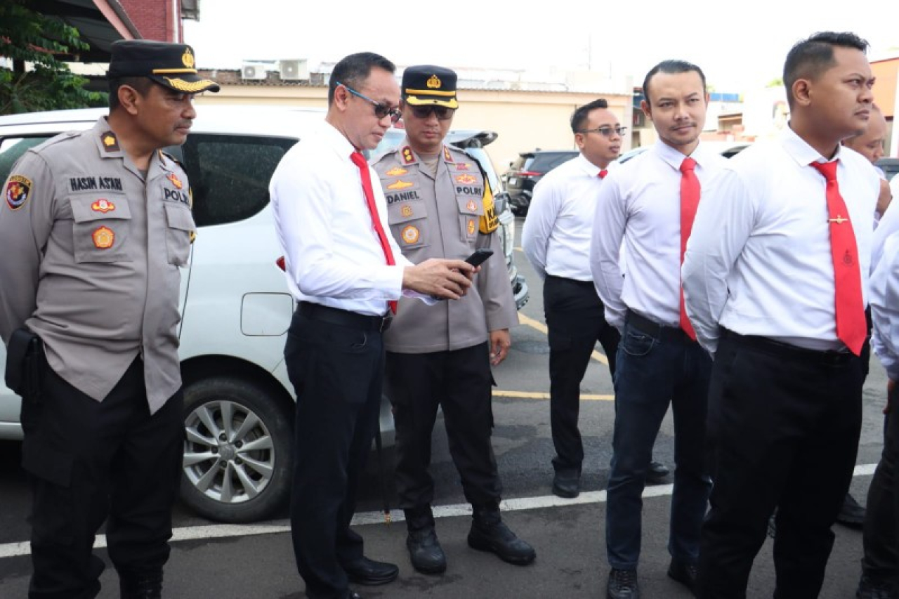 Kapolres Mojokerto Kota AKBP Daniel S Marunduri bersama Kasatreskrim AKP Ach Rudi Zaeny memeriksa Hp personel. (ist)