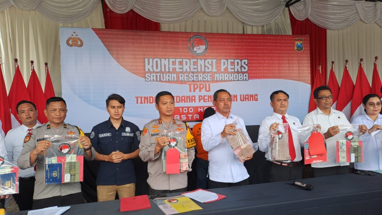 Uang senilai Rp 530 juta yang berhasil disita sebagai barang bukti TPPU Narkoba oleh Satresnarkoba Polres Mojokerto Kota. (eko)