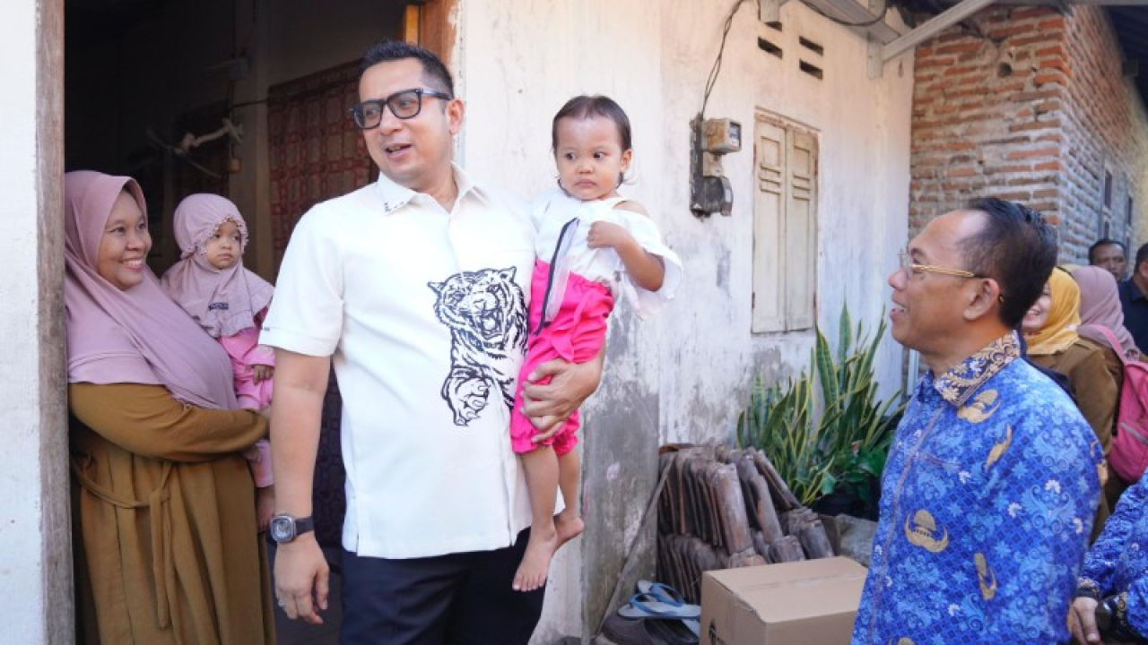 Mas Pj bersama Sekretaris Daerah Kota Mojokerto Gaguk Tri Prasetyo berbagi di hari Korpri. (ist)