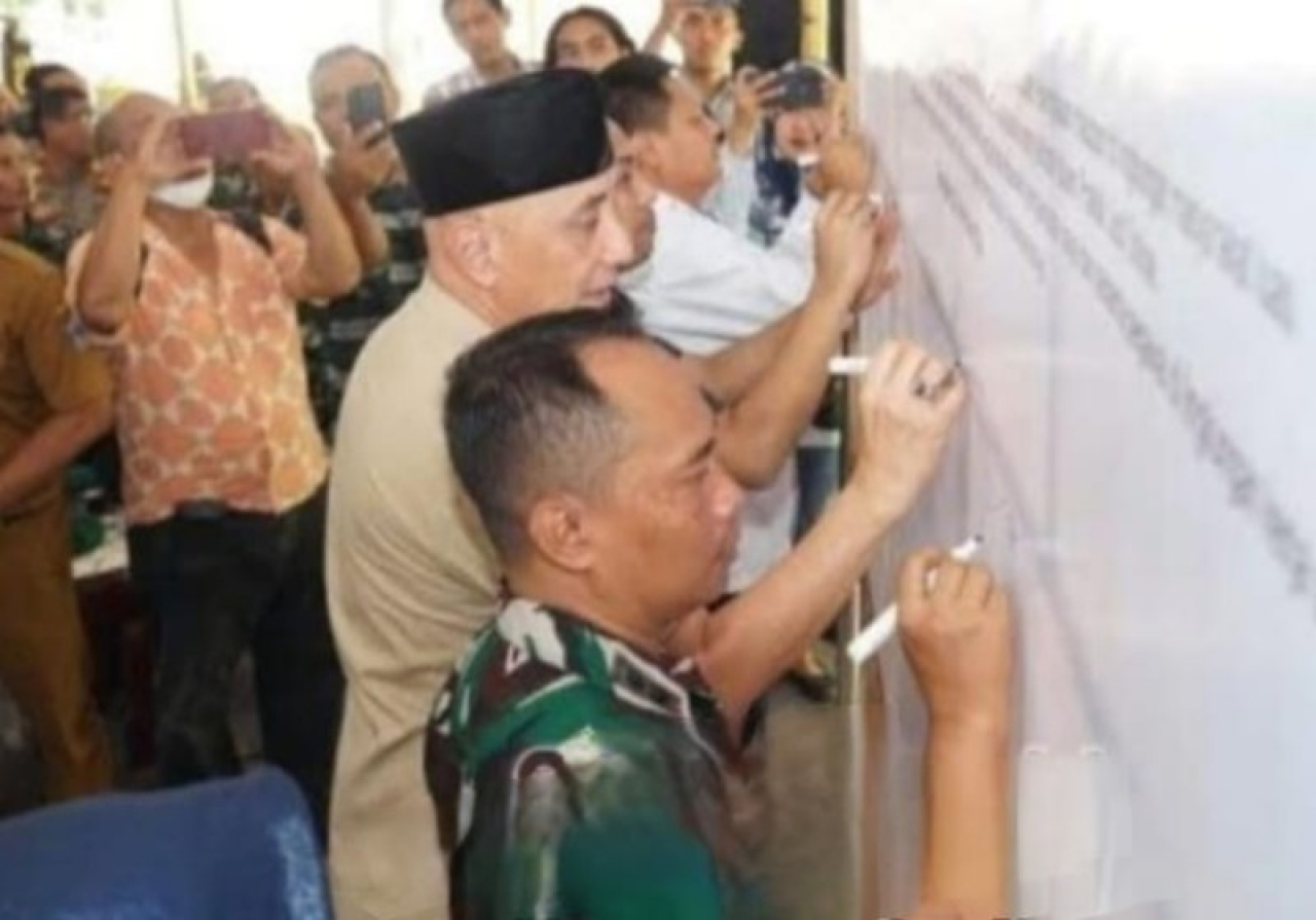 Dandim 0829 Letkol Nanang Fathur Rozi dan PJ Bangkalan Arief M Edi bersama Unsur Forkimda melakukan tanda tangan pakta integritas berantas judi online. (ist)