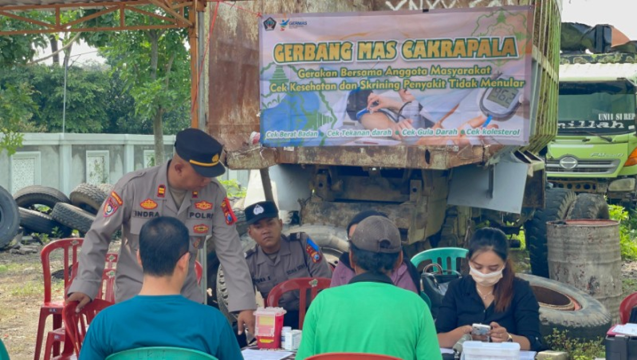 Polres Blitar gandeng Dinas Kesehatan gelat bakti kesehatan di Kecamatan Wlingi. (ist)