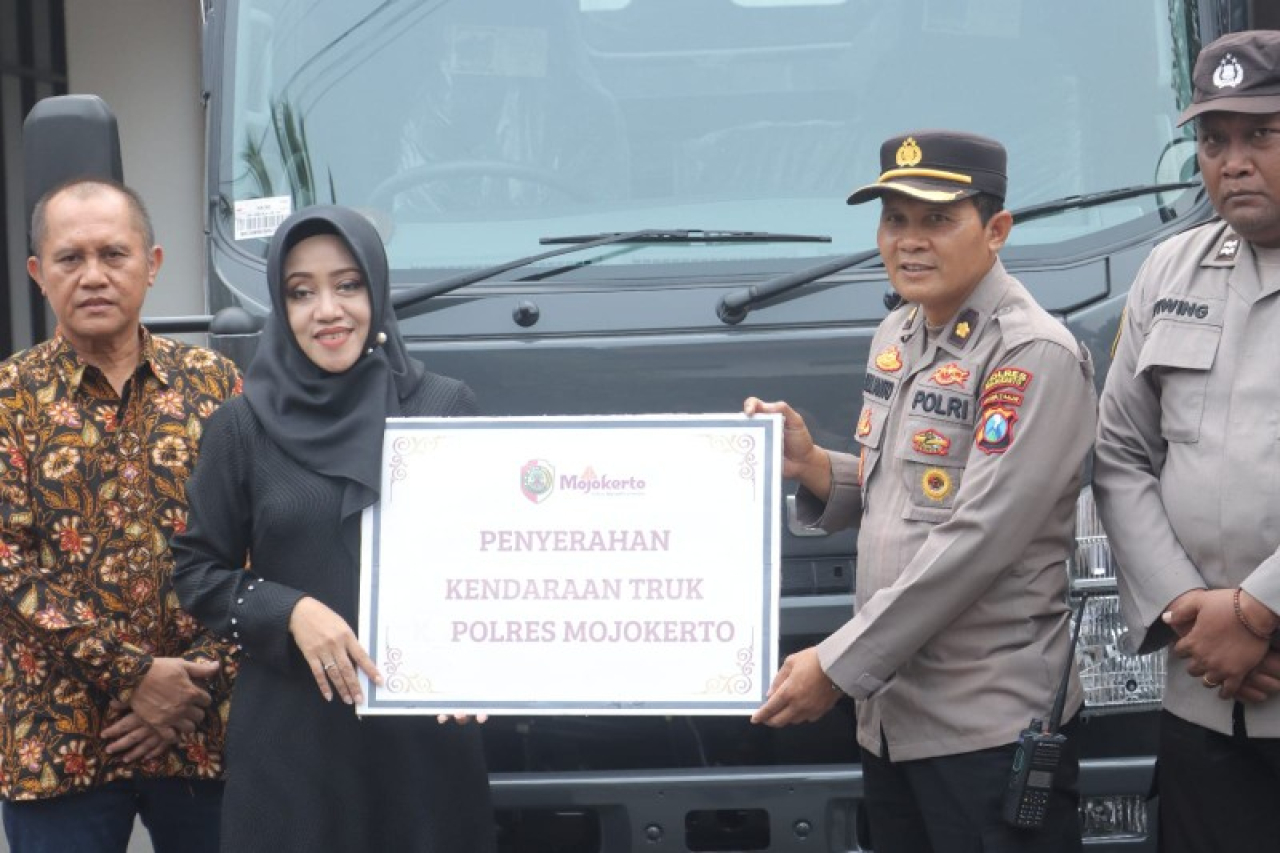 Bupati Ikfina menyerahkan secara simbolis bantuan kendaraan kepada Polres Mojokerto dan Polres Mojokerto Kota. (ist)