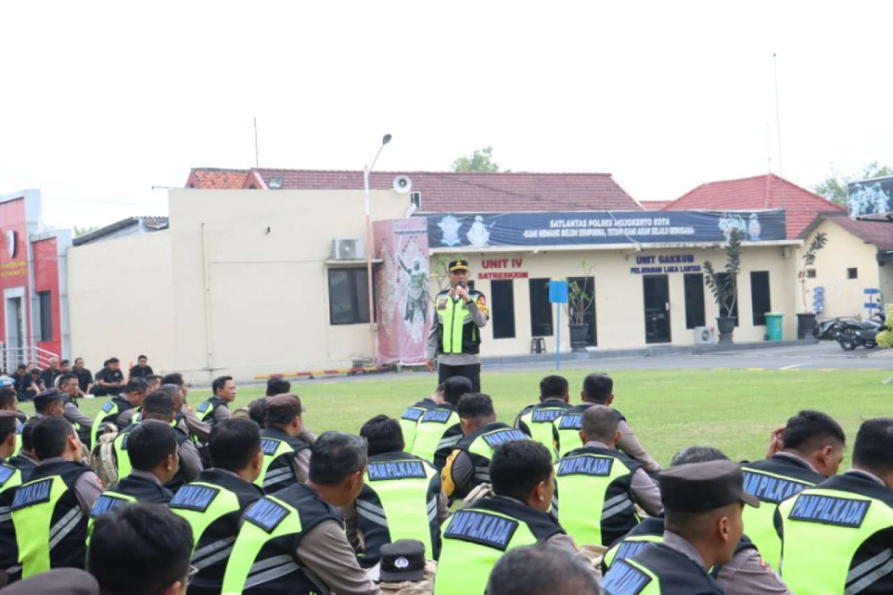 AKBP Daniel S Marunduri saat memberikan arahannya kepada anggota Polres Mojokerto Kota. (ist)