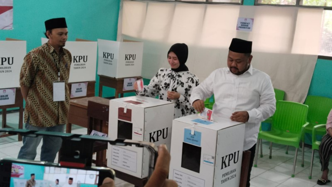 Cabup Gresik Fandi Akhmad Yani dan Istri Nyoblos di TPS 16 Desa Randuagung