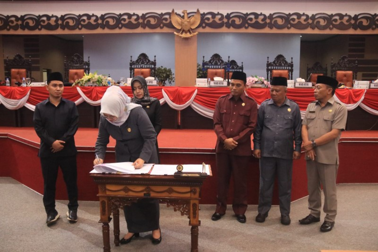 Penandatanganan dokumen APBD Tahun 2025 oleh Bupati Mojokerto dan pimpinan DPRD Kabupaten Mojokerto. (ist)