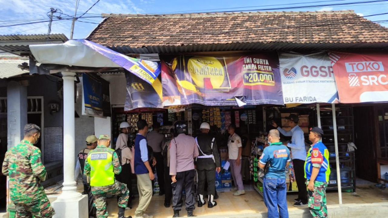 Operasi Rokok Ilegal di toko Farida di Kelurahan Pulorejo Kecamatan Prajurit Kulon. (foto : eko /B-news.id)
