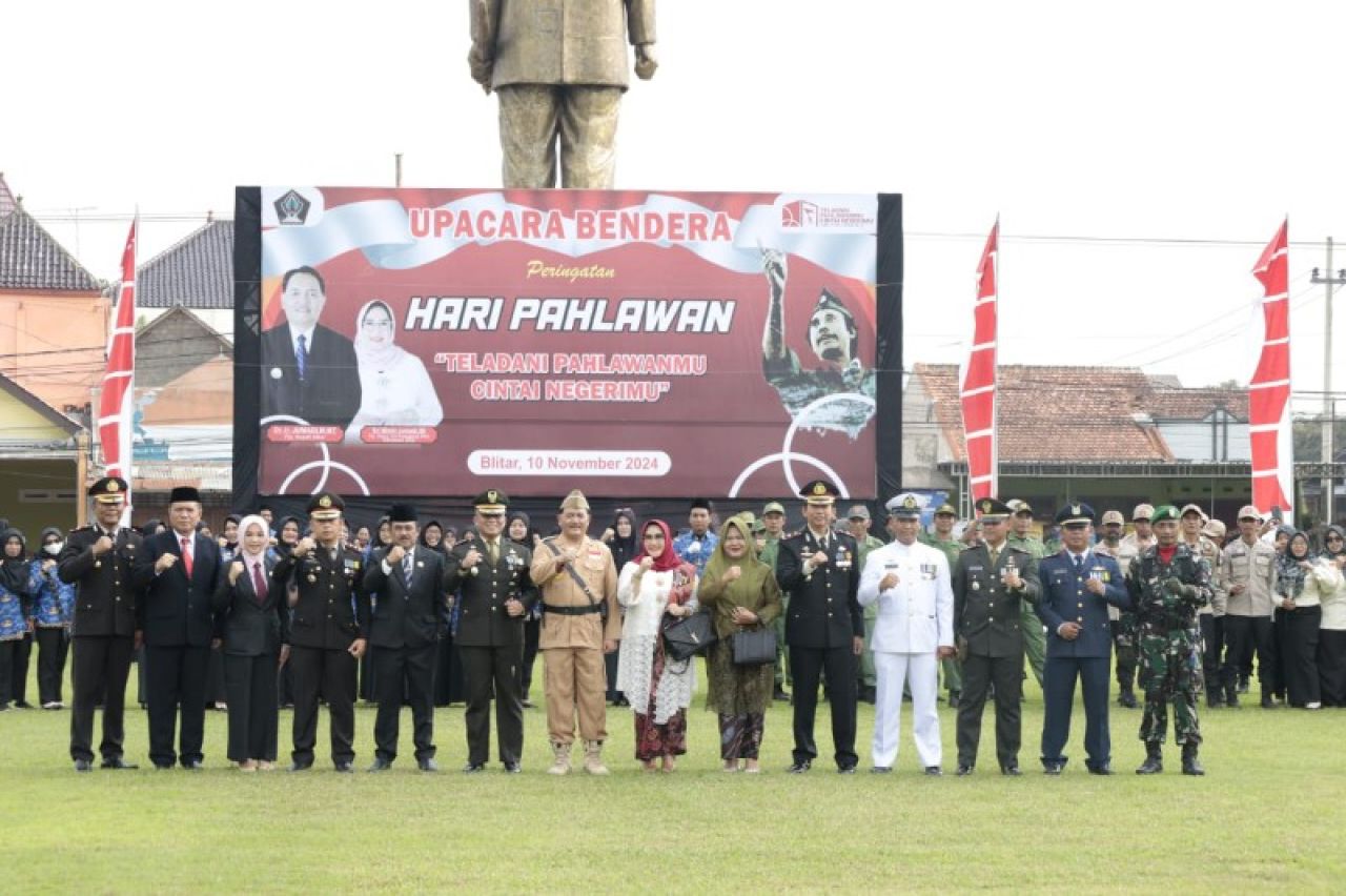 Upacara bendera ini dihadiri oleh berbagai pejabat penting daerah, di antaranya Wakil Ketua I DPRD Kabupaten Blitar, M. Rifa’i, dan Wakil Ketua II, Hj. Ratna Dewi N.S. (ist)