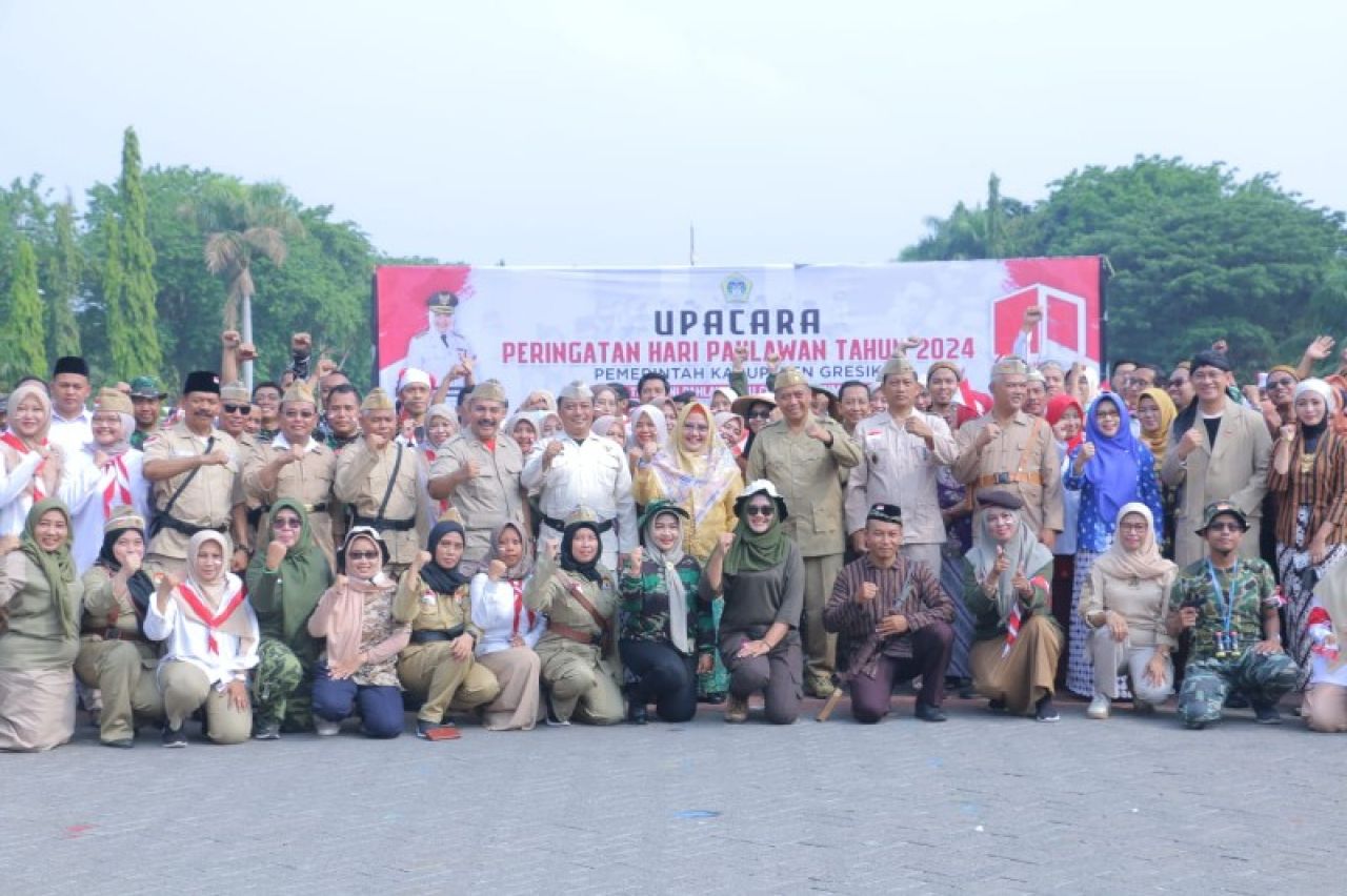 Plt Bupati Gresik bersama peserta upacara mengenakan busana pejuang. (ist)