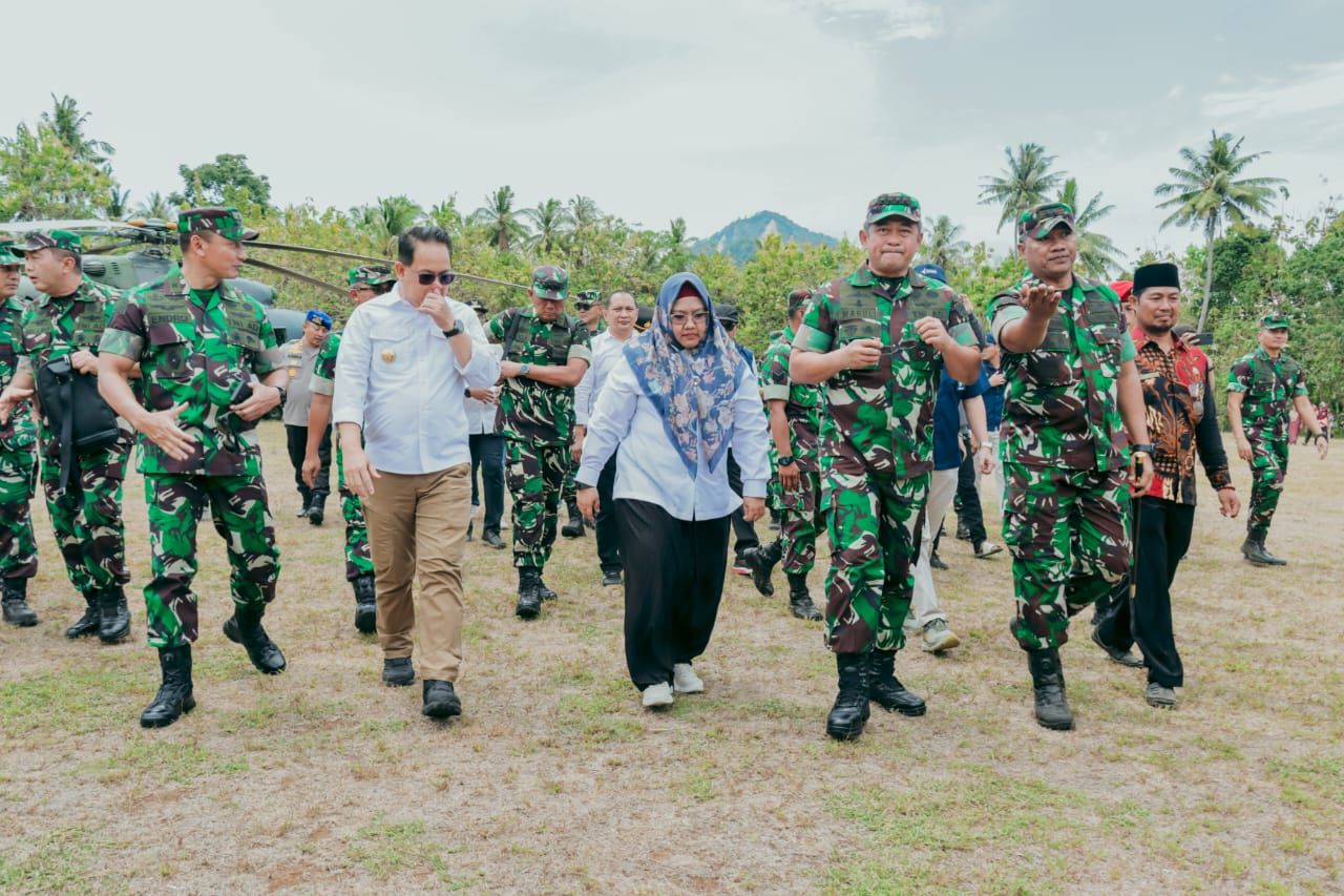 Plt Bupati Gresik Bu Min bersama Kasad launching pipanisasi. (ist)