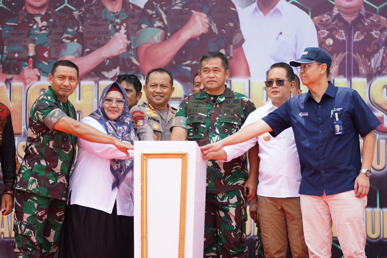 Pj Gubernur Adhy meresmikan pemasangan jaringan pipa tiga Desa di Bawean. (Ist)