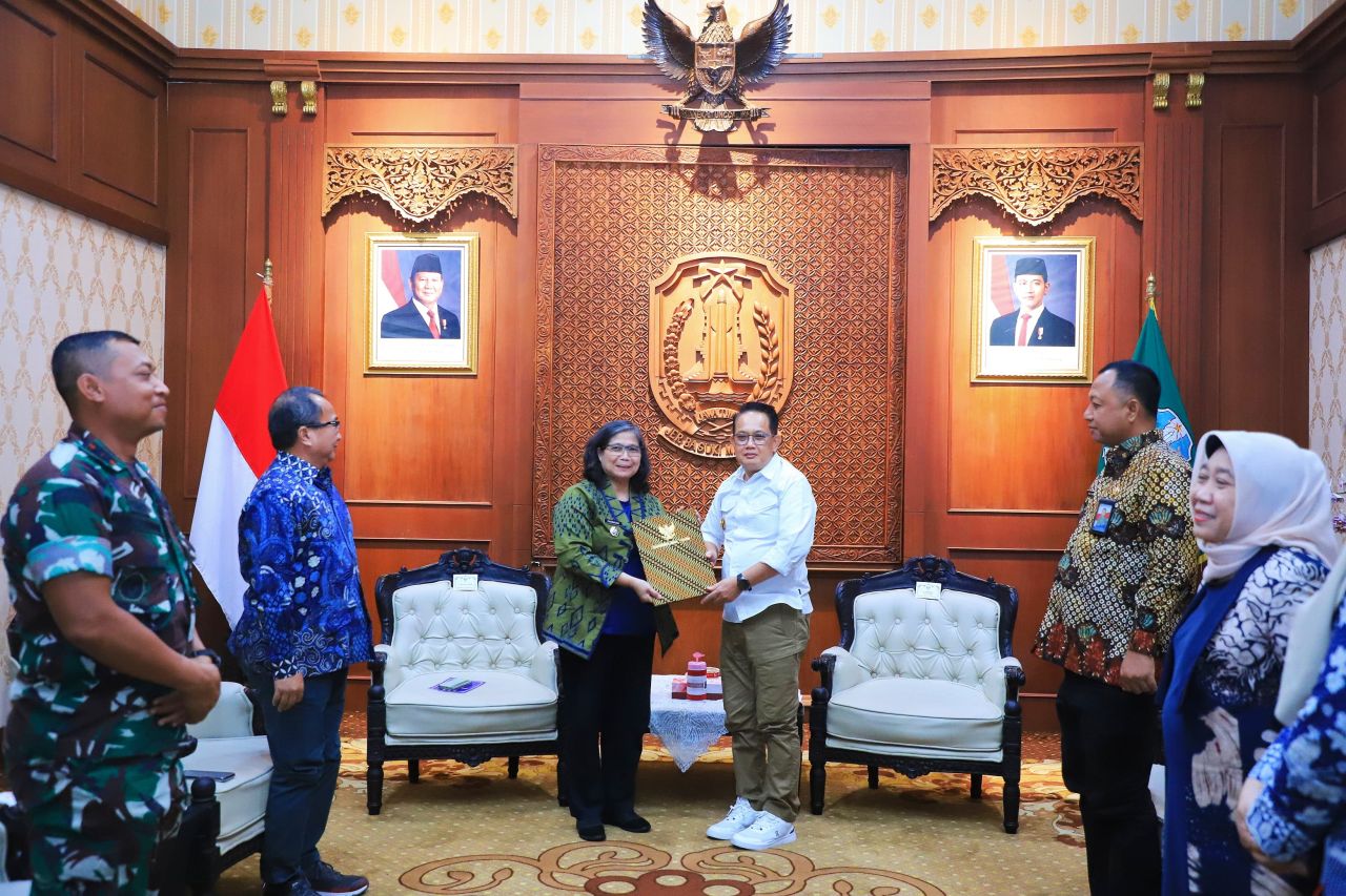 Serahkan Perpanjangan SK Pj. Wali Kota Kediri, Pj. Gubernur Adhy: Bukti Kinerjanya Bagus Berdasarkan Evaluasi