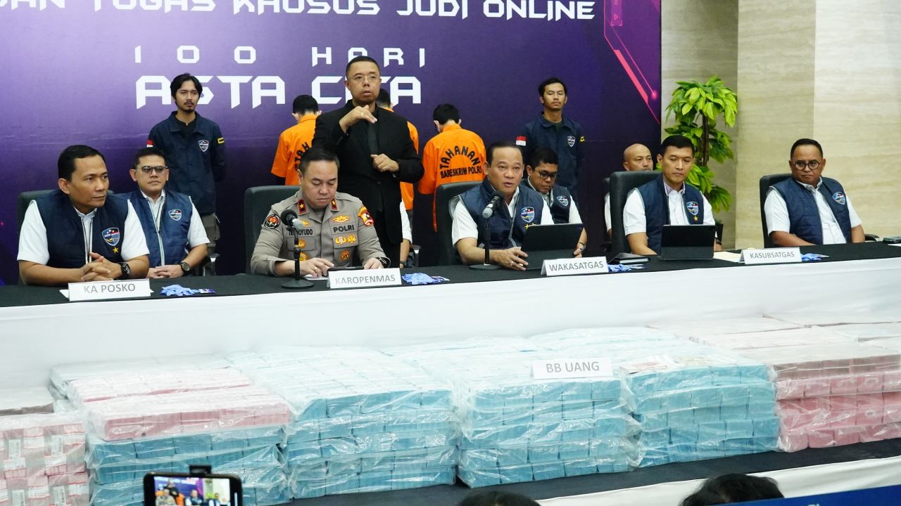 Polri gelar konpres saat penangkapan judi online dan berhasil sita uang puluhan miliar. (ist)