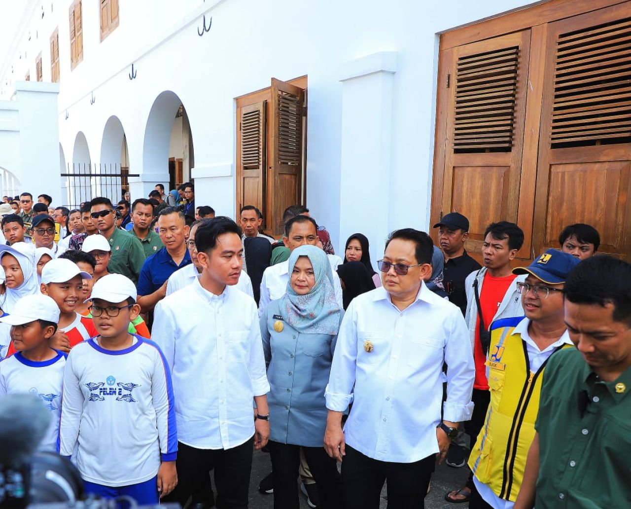 Pj Gubernur Adhy mendampingi Wapres RI, Gibran meninjau Benteng Van den Bosch di Ngawi diharapkan jadi destinasi wisata unggulan Jatim. (Ist)