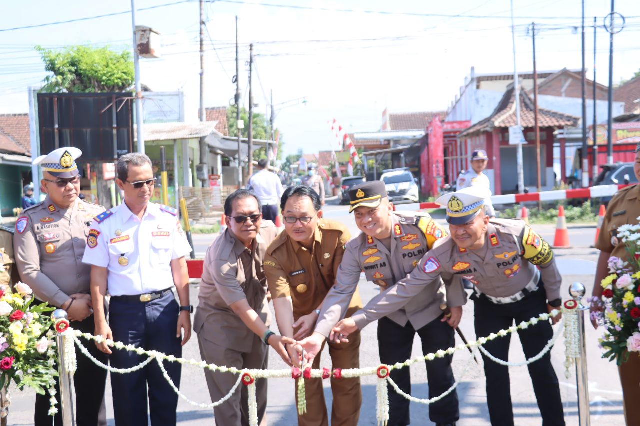 Pj Bupati Blitar bersama OPD menggunting untaian bunga melati saat pembukaan pengoperasian lintasan KA. (ist)