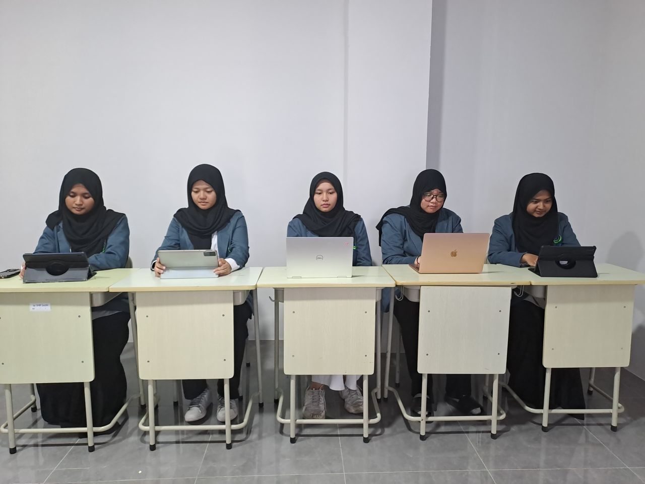 Penampilan tim peneliti muda SMA SAIM dalam kompetisi inovasi sains internasional (ISIF) 2024, secara daring. Mereka berinovasi dengan buah jamblang/juwet untuk minuman sehat bagi pasien diabetes.(ist) 