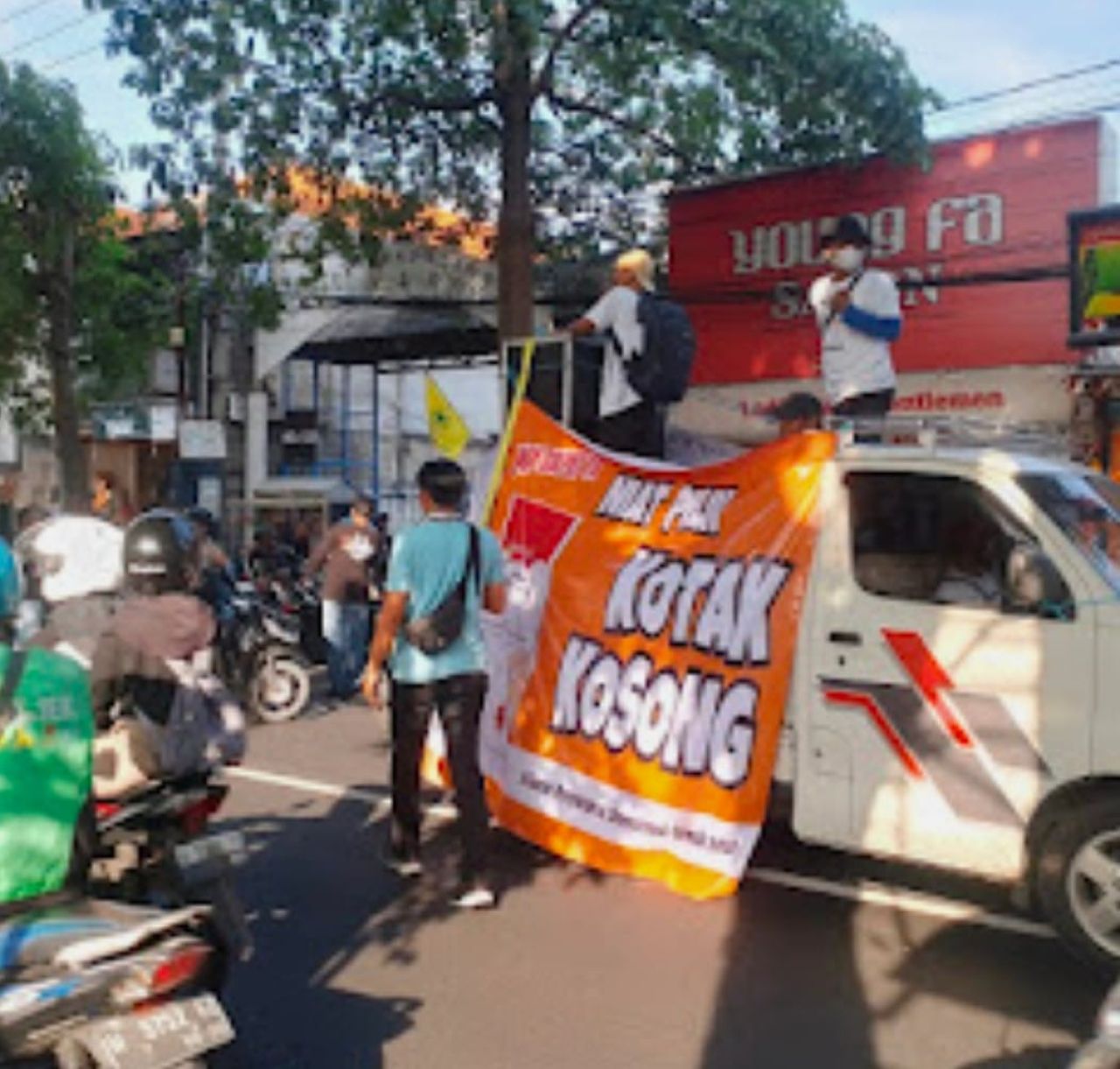 warga Gresik yang turun ke jalan menyuarakan kotak kosong. (ist)