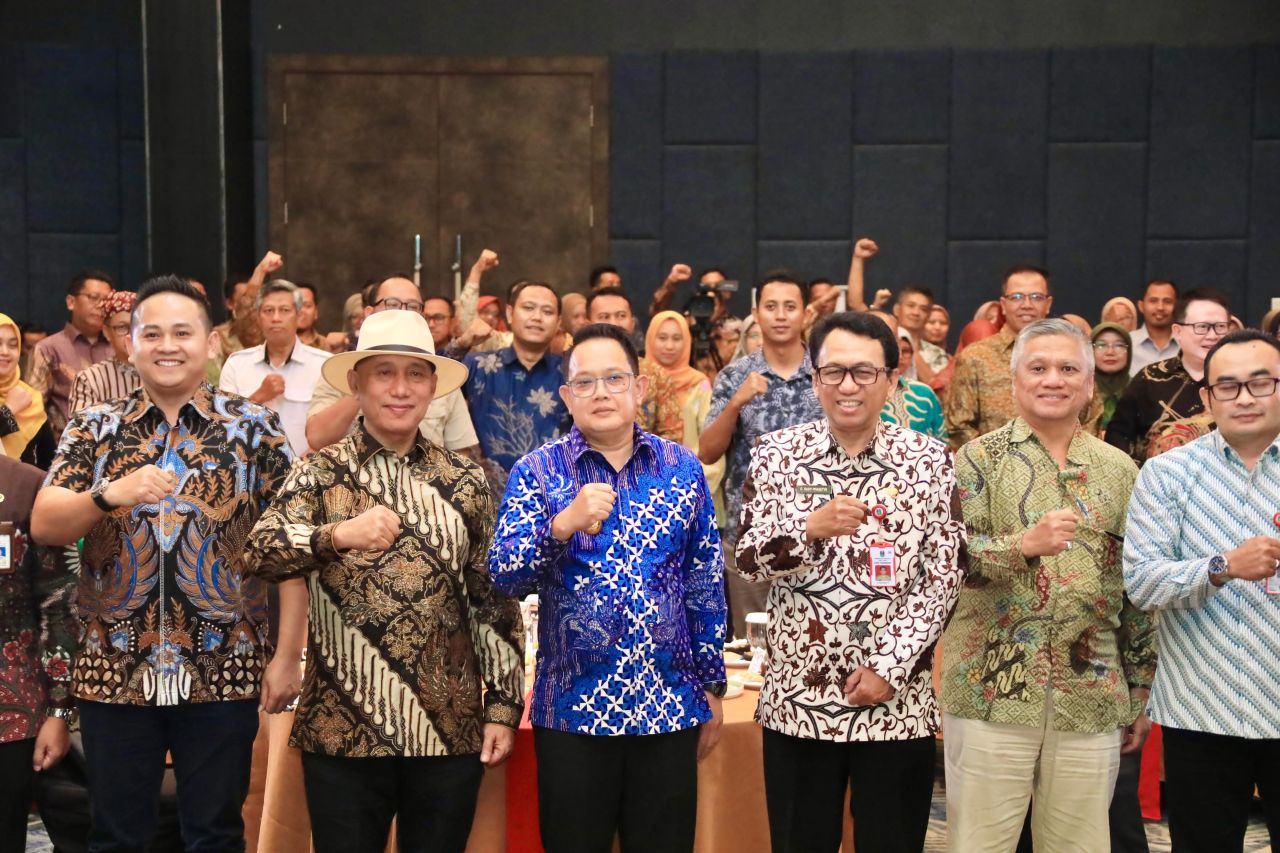 Pj Gubernur Adhy hadiri gebyar panen tebu di Sidoarjo. (Ist)