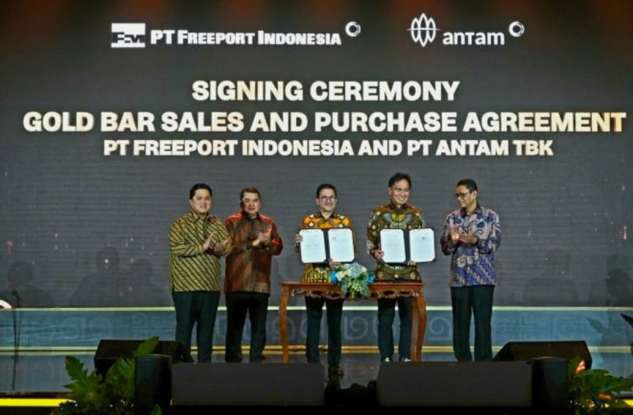 Presdir PT FI Tony Wenas, Direktur Utama PT ANTAM Nico Canter, menunjukkan dokumen perjanjian disaksikan Menteri BUMN, Erick Thohir dan Wamen ESDM, Yuliot Tanjung. (ist) 