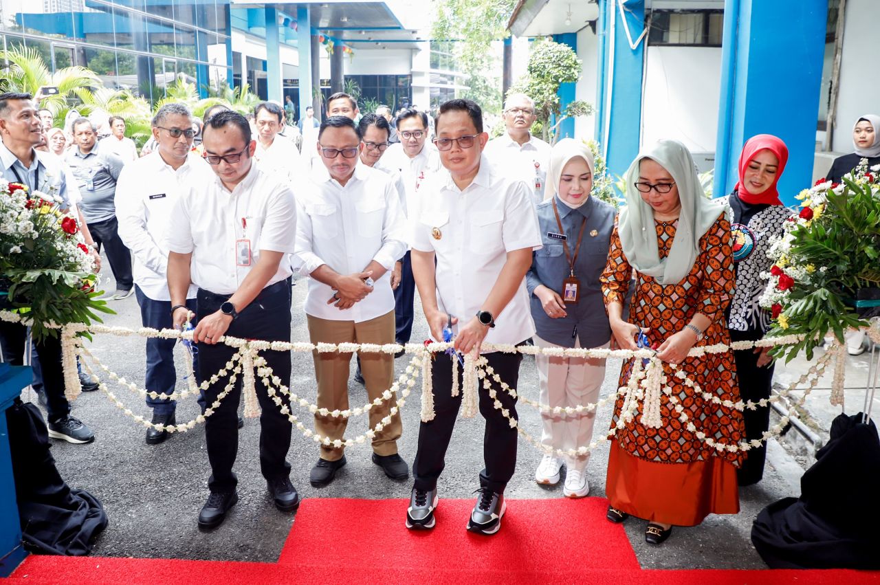 Gubernur Jawa Timur Adhy Karyono meluncurkan layanan konsultasi ekspor, pusat kurasi indag serta gallery indag yang di Dinas Perindustrian dan Perdagangan (Disperindag) Provinsi Jawa Timur. (Ist)