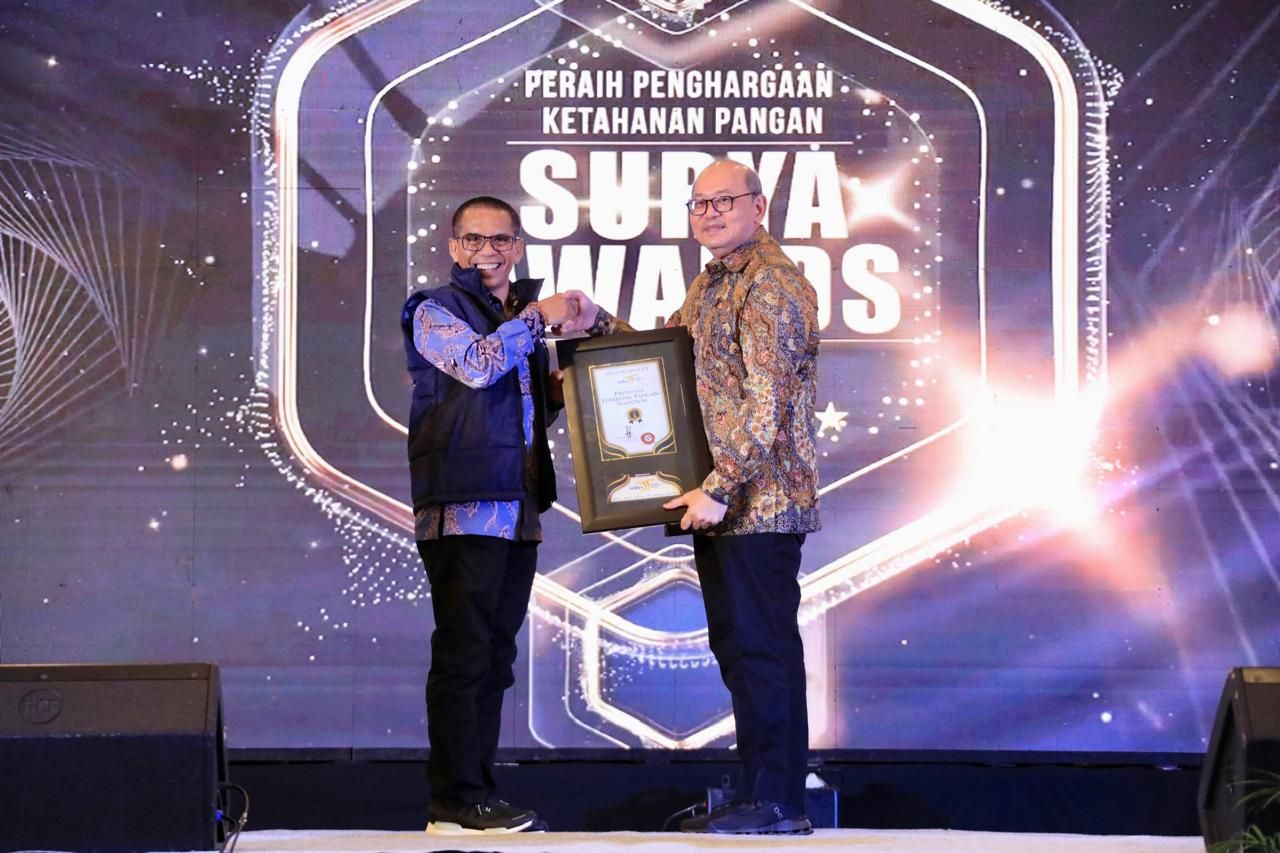 Pj Sekdaprov Bobby saat menerima penghargaan Surya Awards. (Ist)
