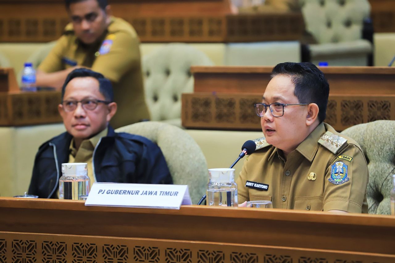 Pj Gubernur Adhy bersama Mendagri saat rapat dengar pendapat dengan DPR RI. (Ist)
