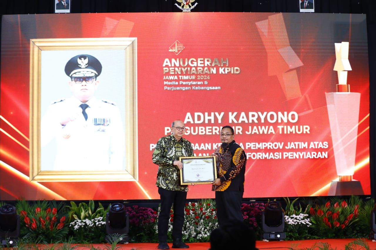 Pj. Gubernur Jatim Dinobatkan Sebagai Kepala Daerah Peduli Penyiaran. (( ist)