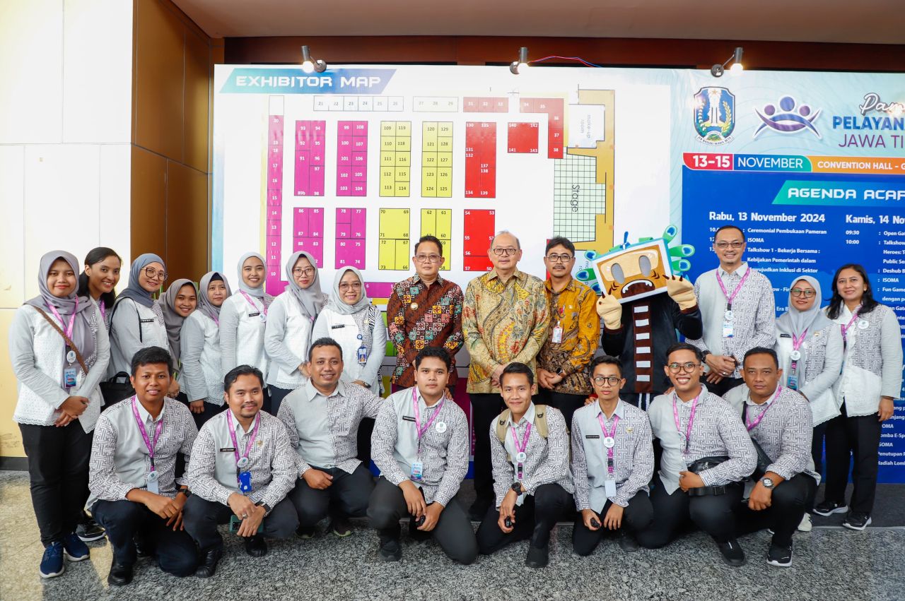 Pj Gubernur Adhy dan Sekdaprov foto bersama dengan Kadis BKD dan stafnya. (Ist)