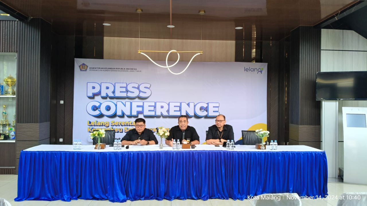 Kakanwil DJP Jatim III Tri Bowo, Kakanwil DJBC Agus Sudarmadi, Kakanwil DJKN Dudung Rudi Hendratna saat Jumpa Pers. (Ist)