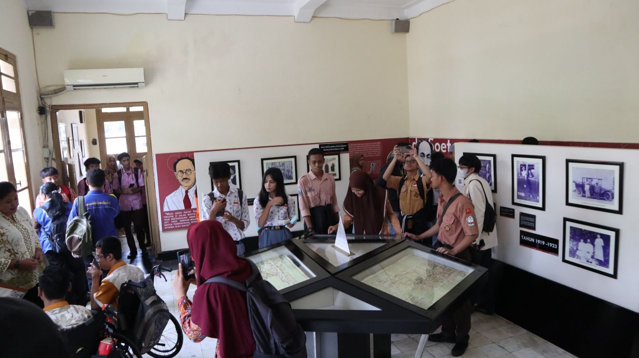 Praktek membuat konten video jurnalis. (Ist)tik di museum dan makam Dr Soetomo.