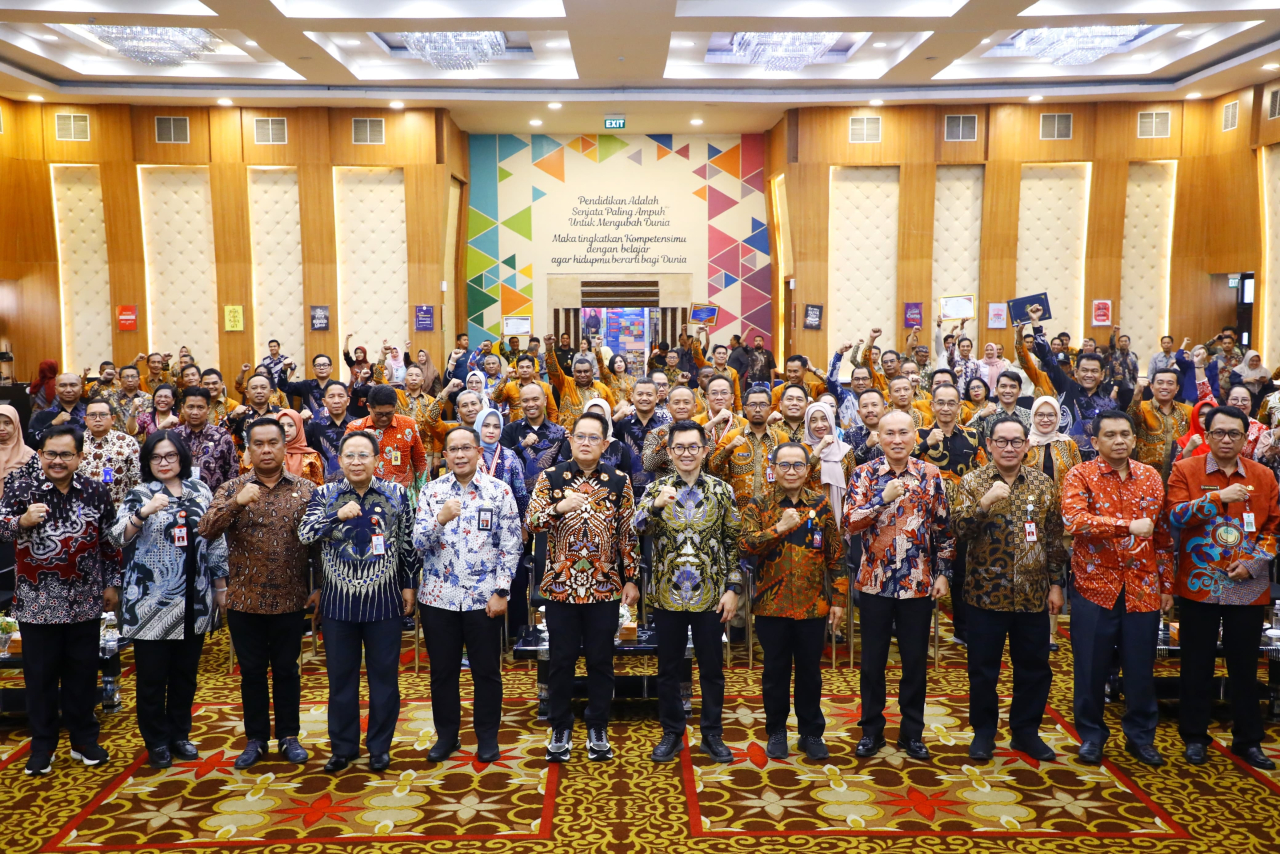 Pj Gubernur Adhy foto bersama usai menutup kegiatan PKN II BPSDM Jatim. (Ist)