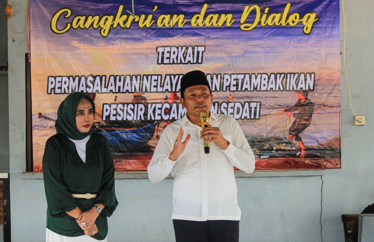Paslon Subandi -Mimik Idayana cangkruk an dan dialog dengan petani tambak. (Ist)