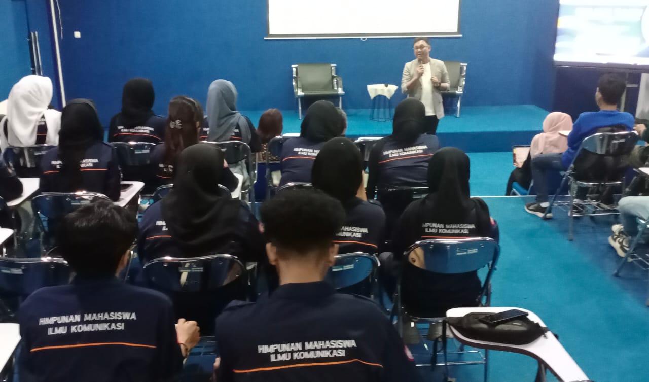 Ketua Stikosa AWS, Dr Jokhanan Kristiyono saat menyambut rombongan mahasiswa Universitas Sahid Surakarta di ruang multi media. (Ist)