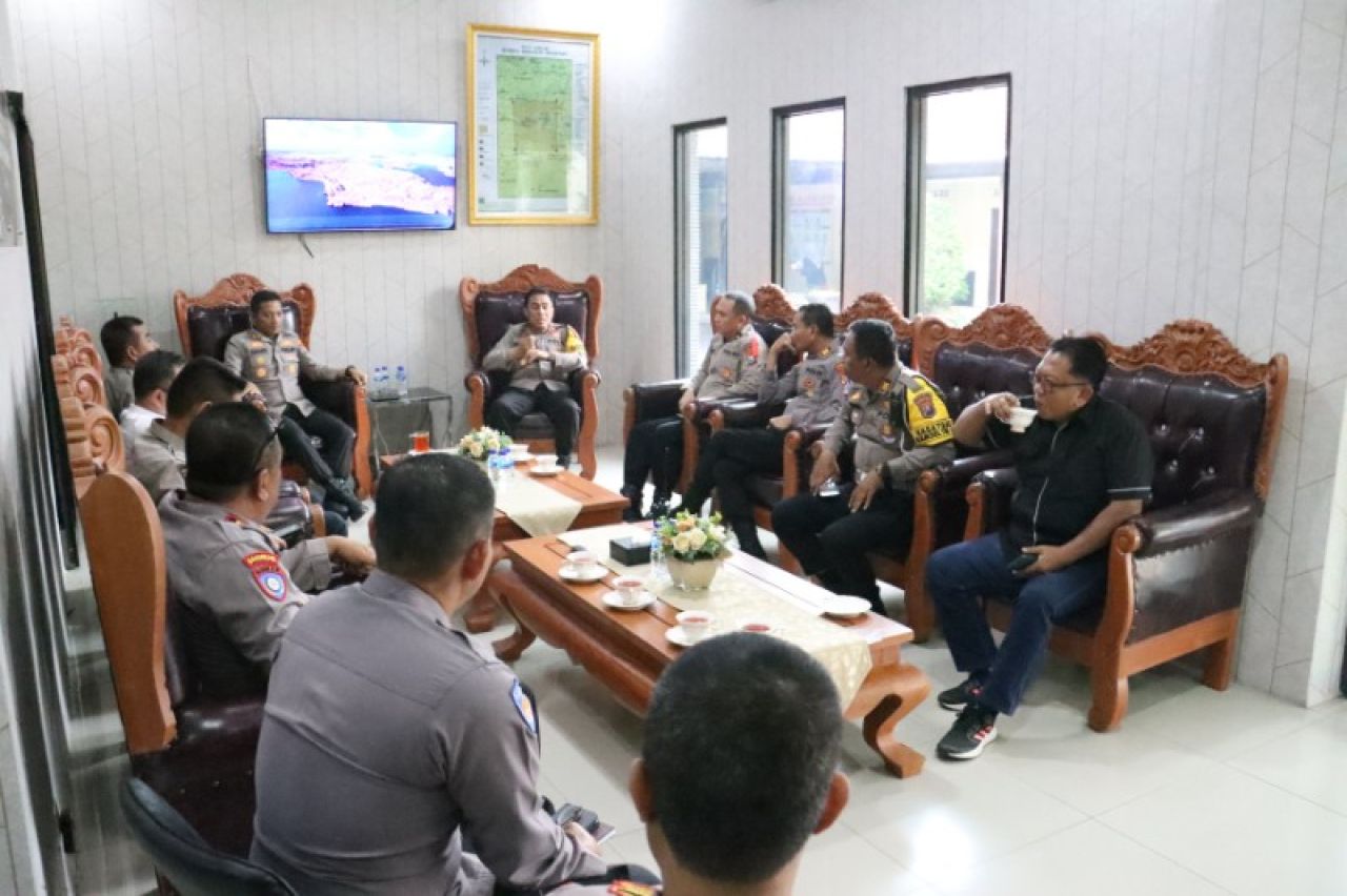 Kapolres Mojokerto Kota AKBP Daniel S Marunduri ngopi bareng pagi bersama segenap PJU Polres Mojokerto Kota. (ist)