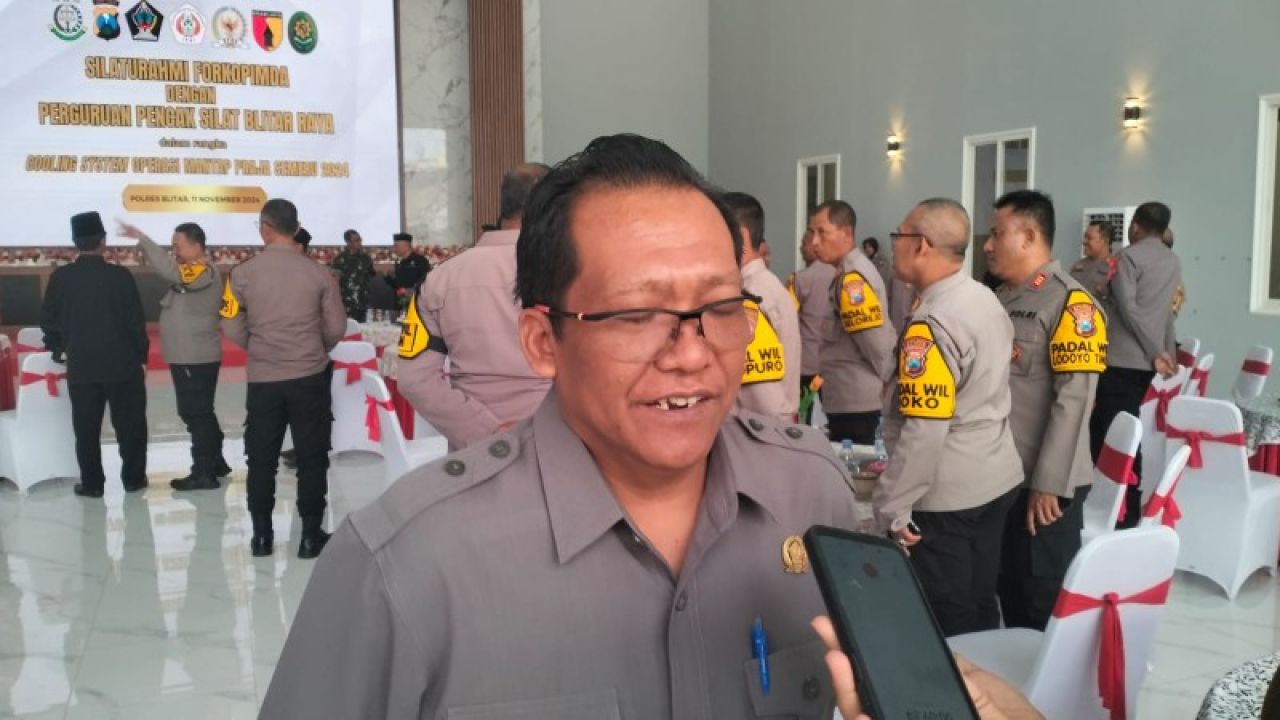Ketua DPRD Kab Blitar Supriadi dihadapan para awak Media sesuai mengikuti kegiatan Silaturahmi. (ist)