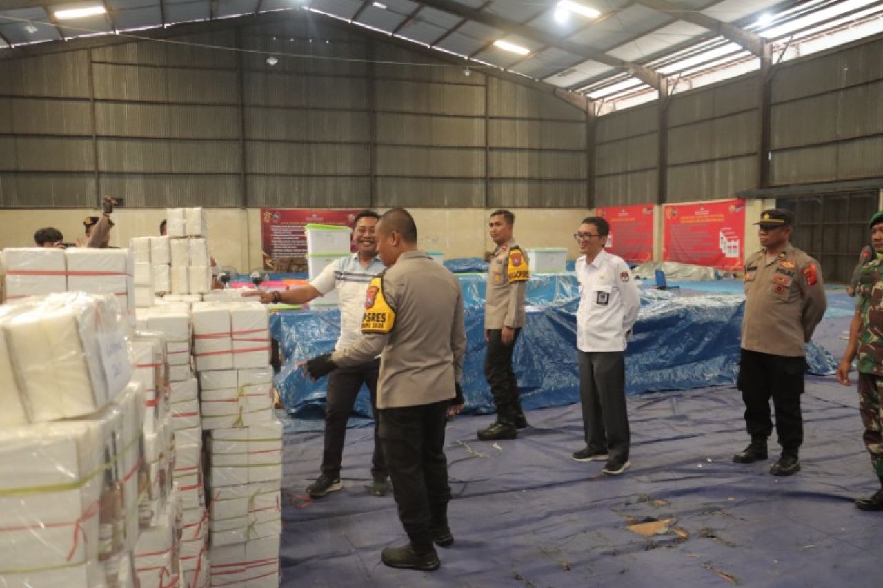 Kapolres Mojokerto AKBP Dr. Ihram Kustarto mengecek kesiapan dan keamanan logistik KPU untuk Pilkada mendatang. (ist)