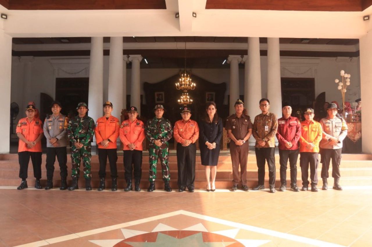 Pjs Bupati Mojokerto Akhmad Jazuli bersama jajaran Forkopimda Kabupaten Mojokerto dalam apel siaga hadapi bencana. (ist)