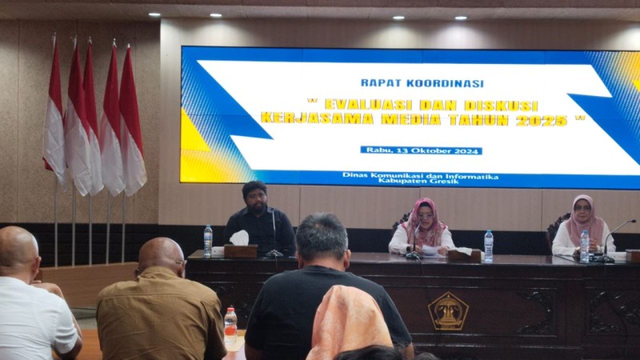 Plt Bupati Gresik, Kadiskominfo beri keterangan pers. (ali) 