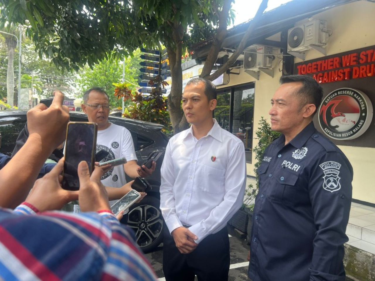 Kasatresnarkoba Polres Malang, AKP Yussi Purwanto, berikan ketetangan pers. (ist)