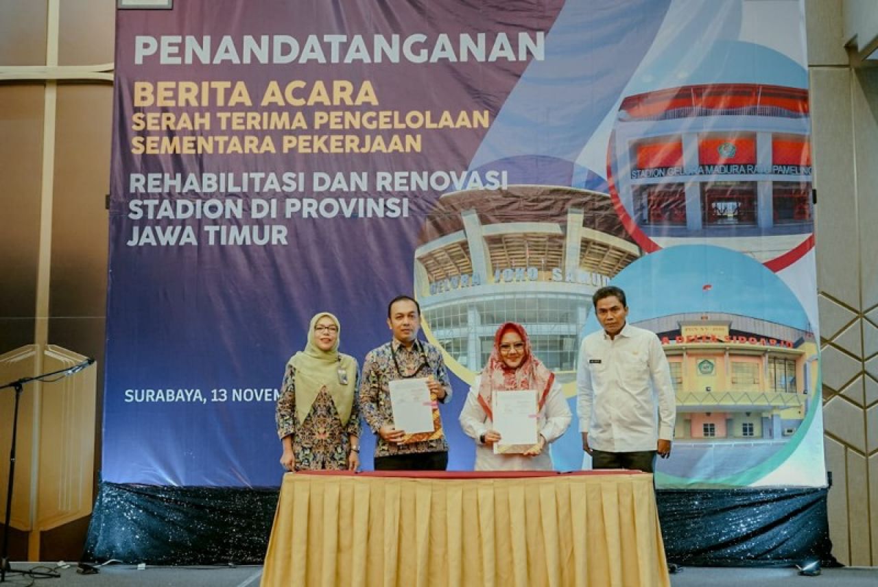Plt Bupati Gresik menanda tangani berita acara serah terima stadion Joko Samudro. (ist) 
