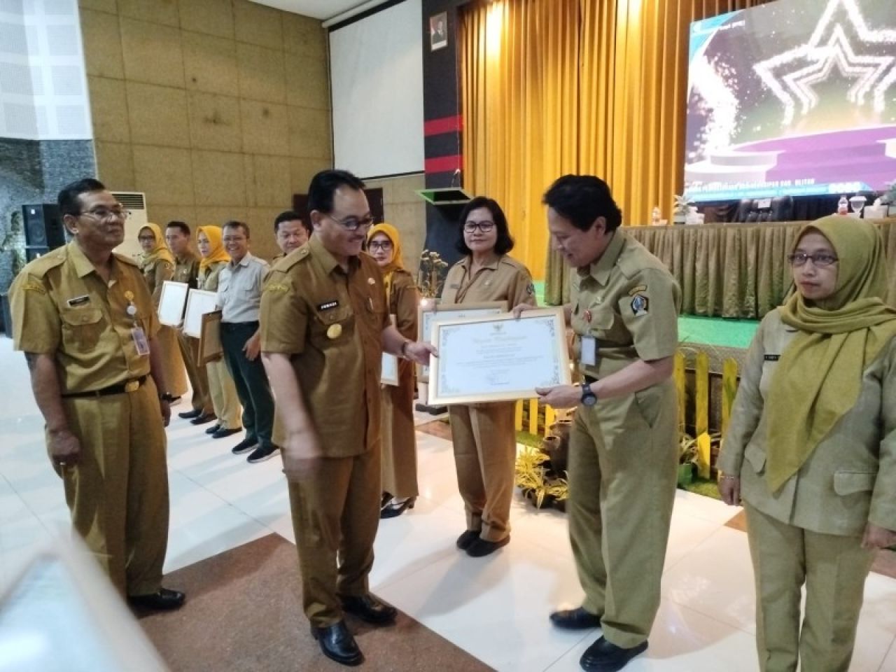 Pjs Bupati Blitar menyerahkan Penghargaan kepada Satker OPD dan Kecamatan yang menyandang predikat terbaik dalam tata kelola kearsipan di lingkup Pemerintah Kabupaten Blitar. (ist)